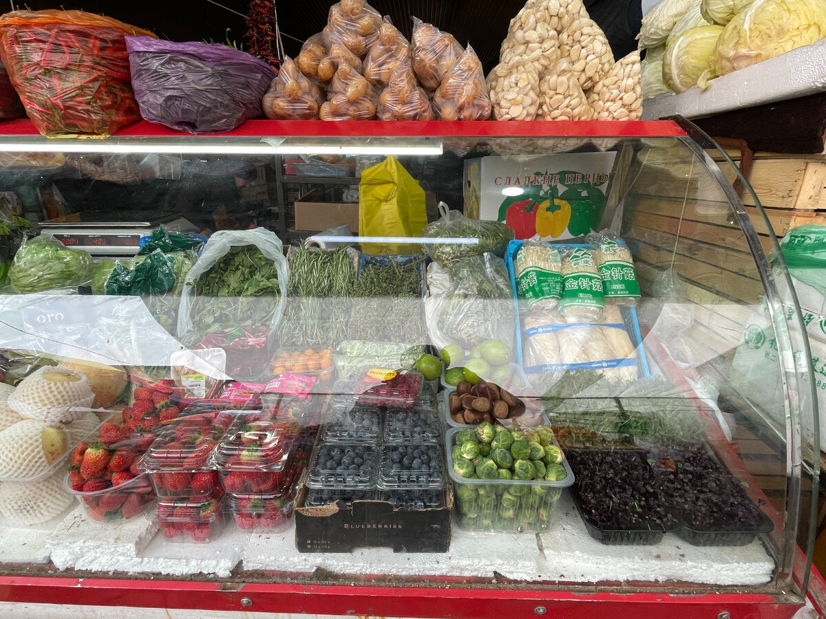 Голубика, китайские грибы "нити", брюссельская капуста, куча неизвестной мне зелени...