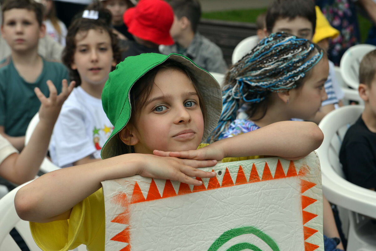 Спросите у ребенка, как он представляет отдых в лагере. Если он расскажет о своих страхах по поводу поездки, это поможет вам оценить готовность и понять, что делать дальше.