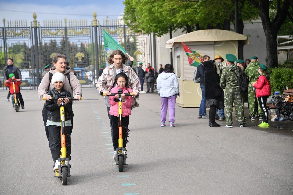     Москва. Горожане катаются на электросамокатах в Парке Горького. Владимир ВЕЛЕНГУРИН