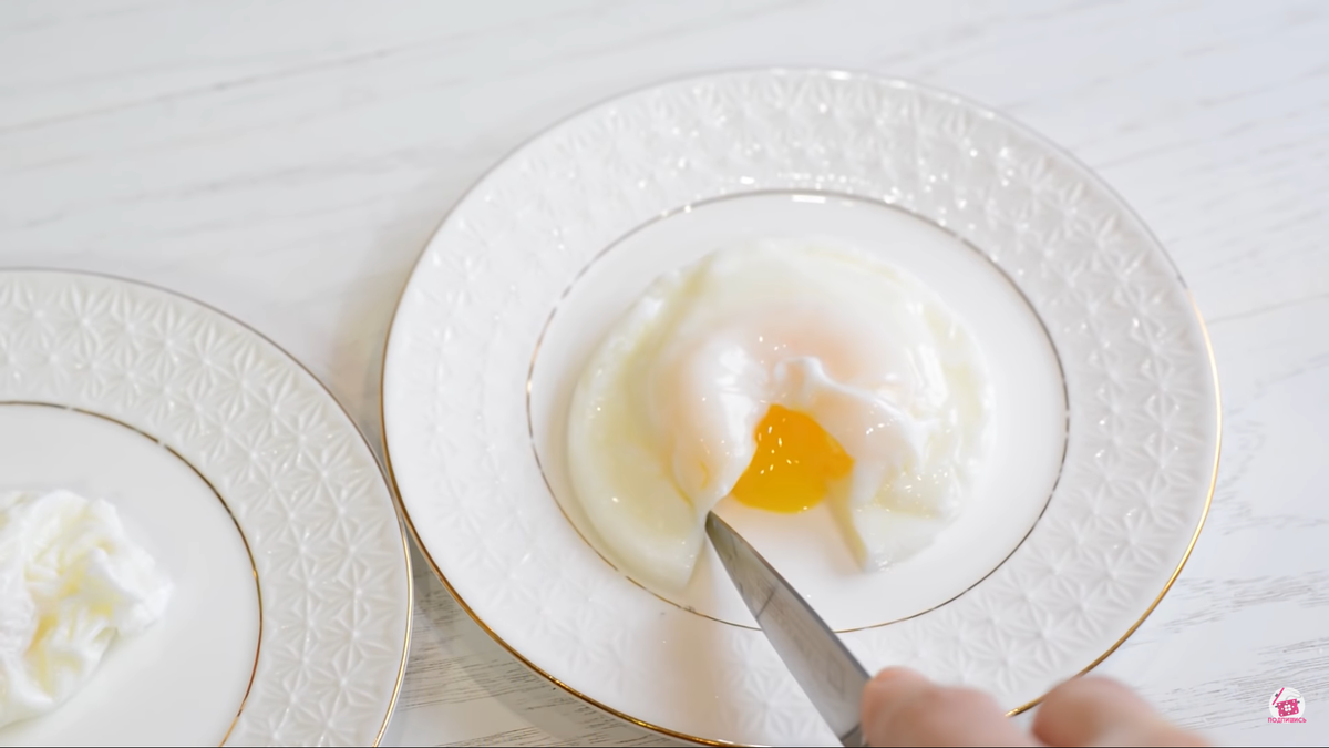 Сколько варить яйцо пашот. Яйцо пашот сколько варить минут. Как сделать яйцо пашот в домашних условиях. Как сделать яйцо пашот в домашних условиях в кастрюле.