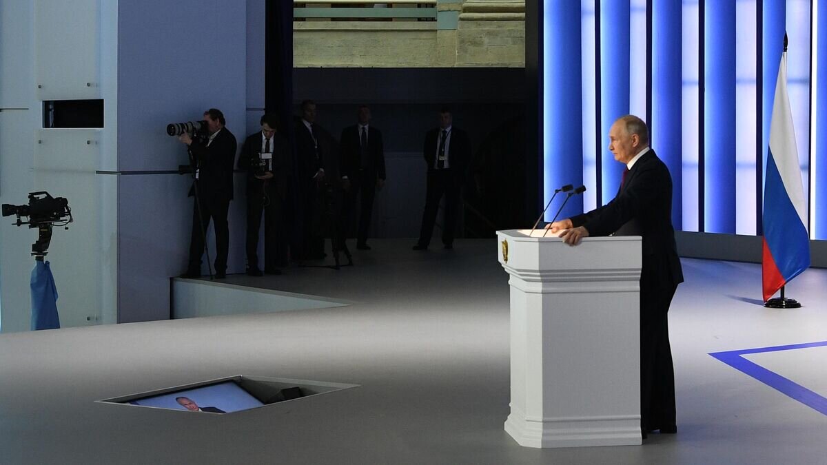    Президент РФ Владимир Путин выступает с ежегодным посланием Федеральному собранию© РИА Новости / Максим Блинов