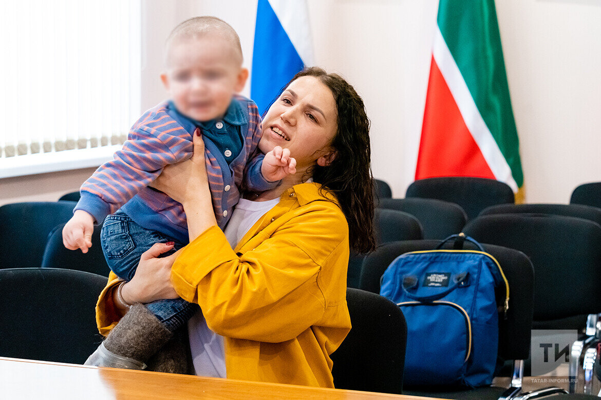 Яшь әни Казанга кечкенә улы белән килгән, аңа әле яшь ярым гына.Фото: © Салават Камалетдинов / «Татар-информ»