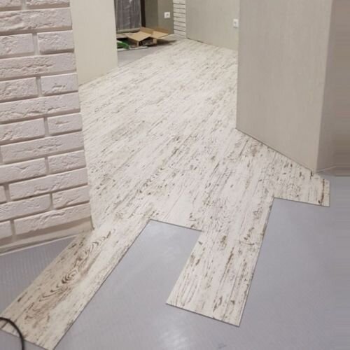 Что такое виниловый пол?

Виниловое напольное покрытие Livyn категории “люкс” состоит из пяти различных слоев. Благодаря их сочетанию пол не пропускает влагу и поглощает звук, а также получается очень теплым и приятным для ног. Тем не менее, виниловые полы исключительно тонкие, поэтому прекрасно подходят для отделки жилых помещений.

1) Высококачественный верхний слой: этот защитный слой с технологиями Scratch Guard и Stain Guard предохраняет пол от грязи, пятен и царапин, облегчая уход за полом и его очистку. Экстра-матовое покрытие придает поверхности естественный вид.

2) Декоративный виниловый слой с изображением высокого разрешения: для этого слоя используется печать высокого качества, за счет чего виниловый пол приобретает свою индивидуальность и натуральный вид.

3) Надежный и ударопрочный основной виниловый слой: этот водонепроницаемый звукопоглощающий виниловый слой обеспечивает комфорт и долговечность пола.

4) Дополнительный стабилизирующий слой: этот слой состоит из очень плотного стекловолокна, которое придает дополнительную стабильность виниловому полу, не давая ему растягиваться или сжиматься.

5) Высококачественная ударопрочная виниловая подложка: влагостойкий слой, предотвращающий деформацию панелей пола.