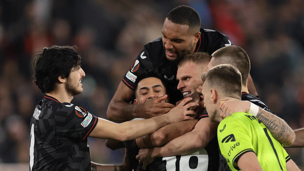    Сердар Азмун (слева) и футболисты «Байера». Global Look Press