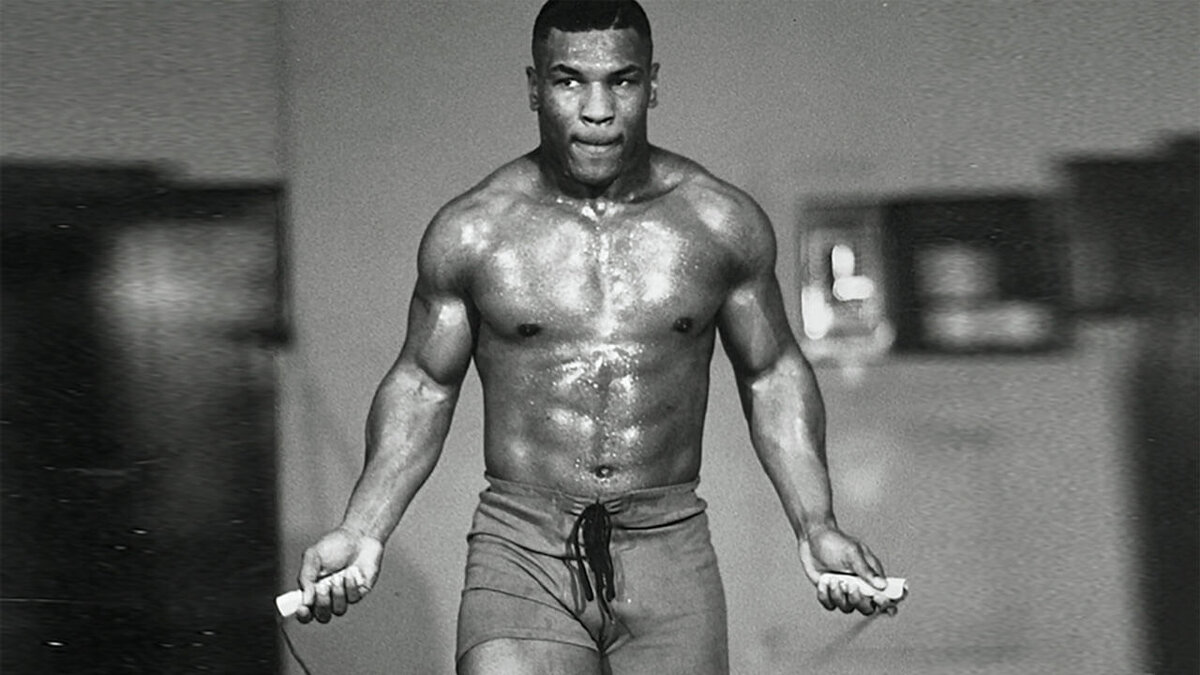 Mike Tyson с чемпионским поясом