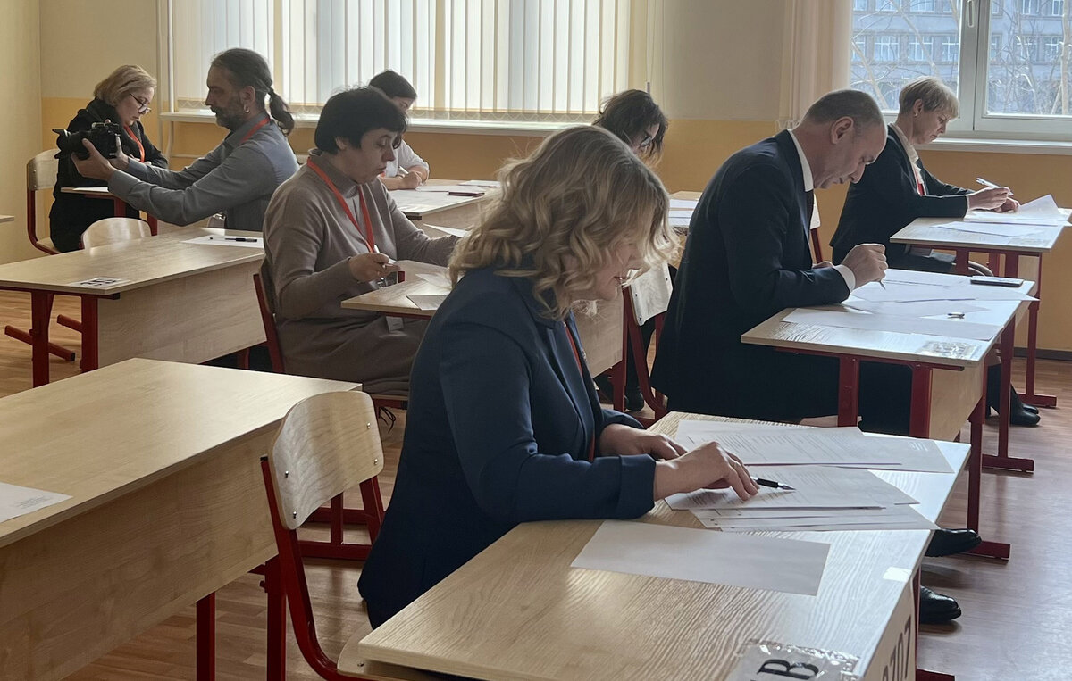    Руководитель Рособрнадзора Анзор Музаев (второй справа)  Варвара Соболева/ТАСС