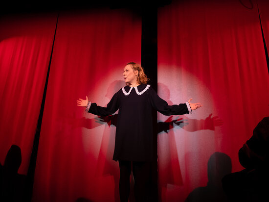     Дина Корзун в спектакле "Как я пришла в сознание" - автор Женя Потах