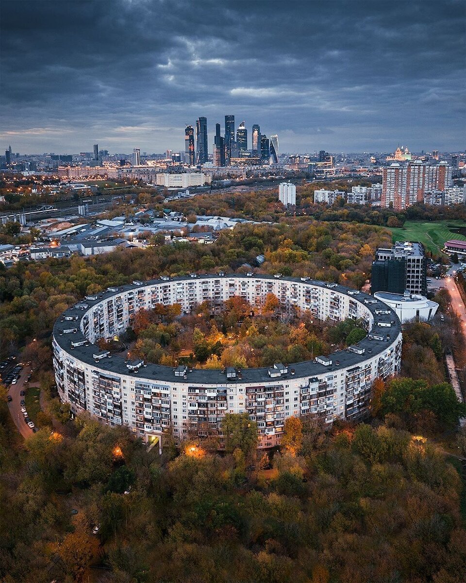 Довженко ул., 6.