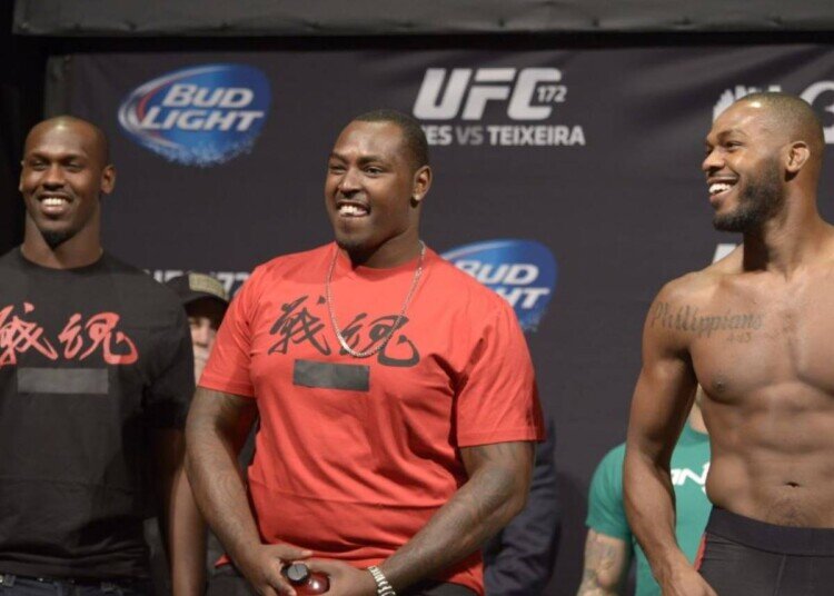 Джон Джонс (справа) со своими братьями на церемонии взвешивания UFC172 