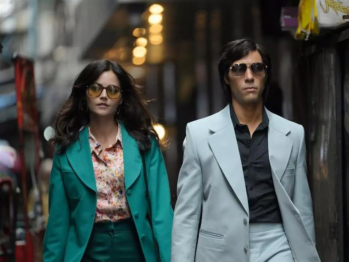 Кадр из сериала «Змей», 2021 год, режиссеры Том Шенкленд, Ханс Херботс