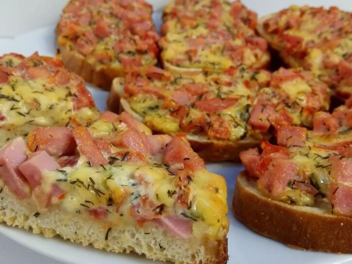 Бутерброды с колбасой, сыром и зеленью в духовке - ну как тут откажешься?