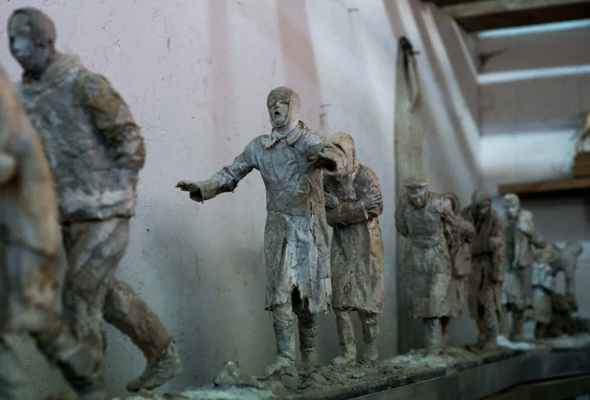 Скульптура Роберта Траскотта «Поражение под Сталинградом». Немецких солдат ведут в плен после сражения. Фотография из открытого источника. 