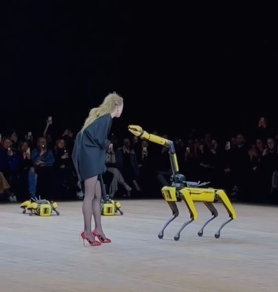 Канал - ИННОВАТОР - Восстание роботизированной моды: роботы Boston Dynamics затмевают шоу на Неделе моды в Париже.
