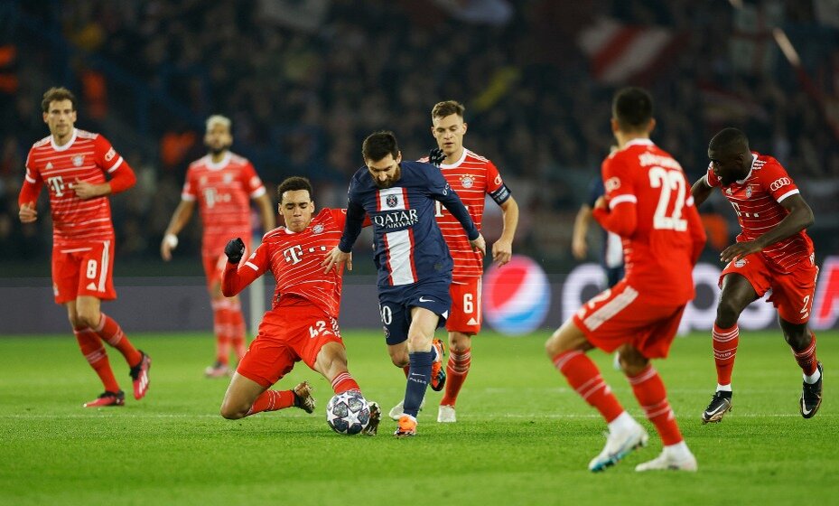    Игроки "Баварии" окружили Месси. Фото: Reuters