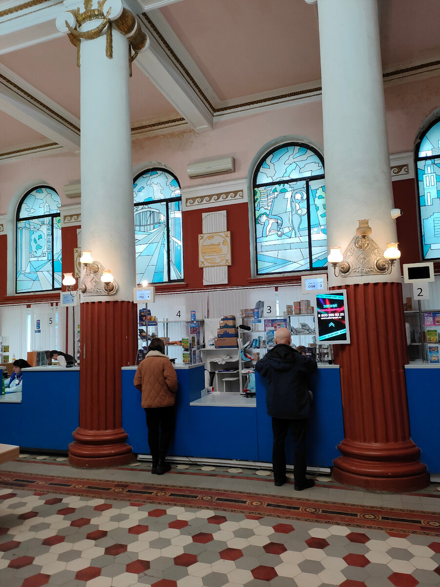 Здание Главпочтамта советских времён, но плитка гораздо старше 