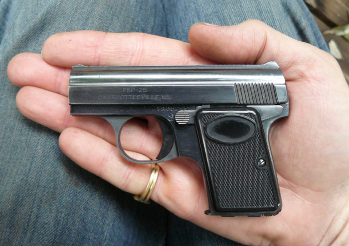 На накладках рукояти даже остался овал, который на пистолетах для внутреннего рынка, названных PSP-25, не заполнялся логотипом Browning