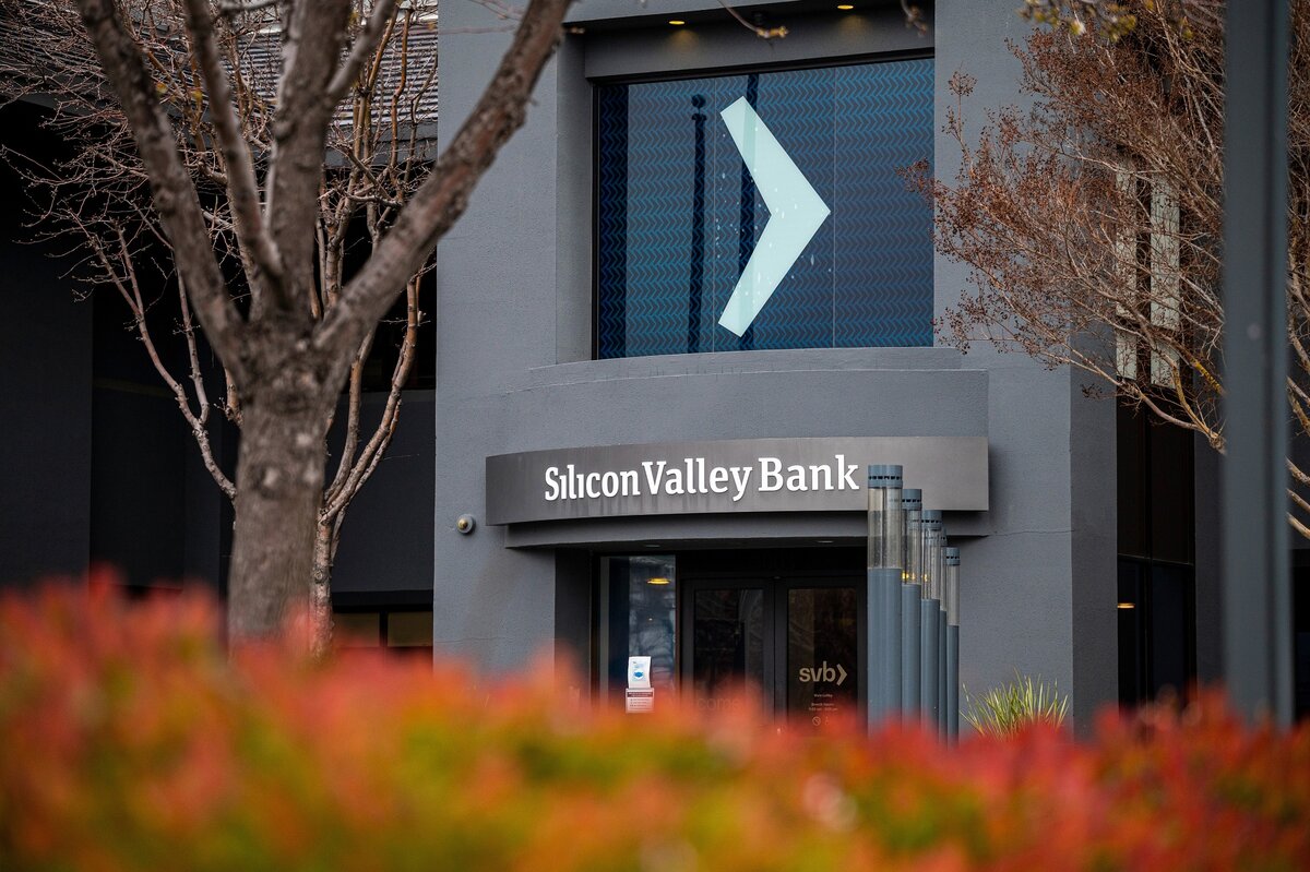 Silicon Valley Bank - крупнейший из обанкротившихся в США с 2008 года. «SV Bank — это лишь верхушка айсберга, — сказал Кристофер Уэлен, председатель Whalen Global Advisors, финансовой консалтинговой фирмы. «Я не беспокоюсь о больших парнях, но многие маленькие получат ужасные удары», — сказал он. 
