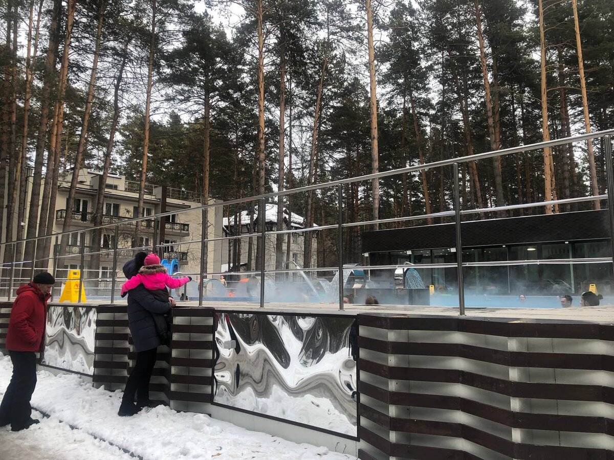 Комплекс расположен в парк-отеле «Хвоя» недалеко от поселка Новый, немного не доезжая до Бердска. От центра Новосибирска ехать порядка 30 км, по Бердскому шоссе.