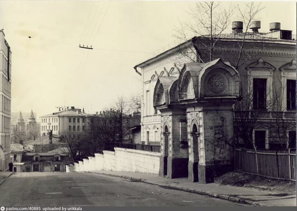 Морозовы дворы. Усадьба Морозовых в Трехсвятительском переулке. Большой Трёхсвятительский переулок Москва. Большой Трехсвятительский переулок Морозовский сад. Особняк Морозова в Трехсвятительском переулке.