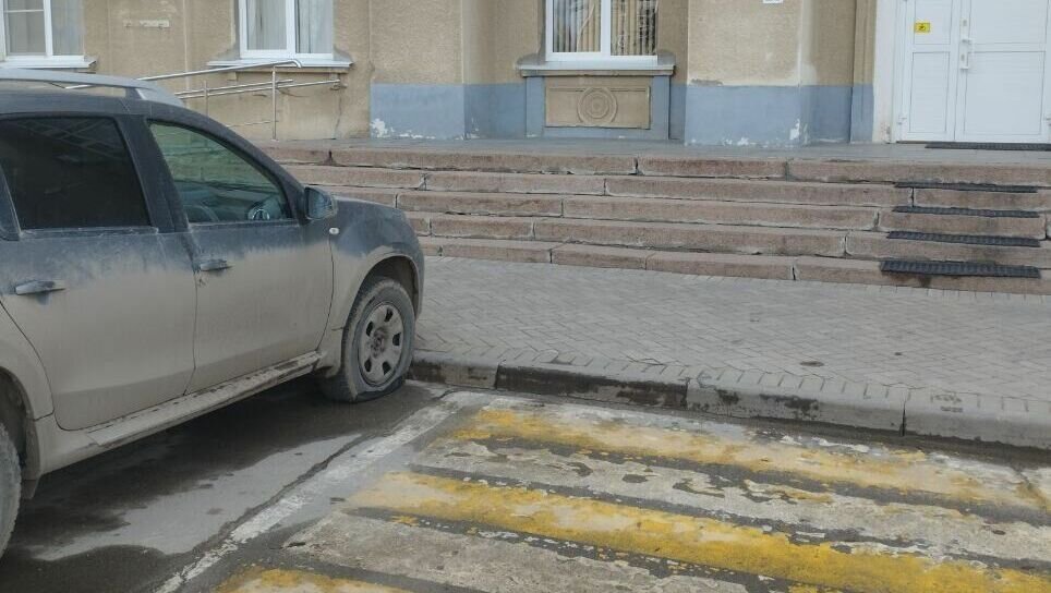     Автомобиль депутата Волжской городской Думы Альберта Кармазиновского пострадал от действий злоумышленников. Неустановленные лица прокололи колесо легковой машины, припаркованной в центре города-спутника у здания мэрии.