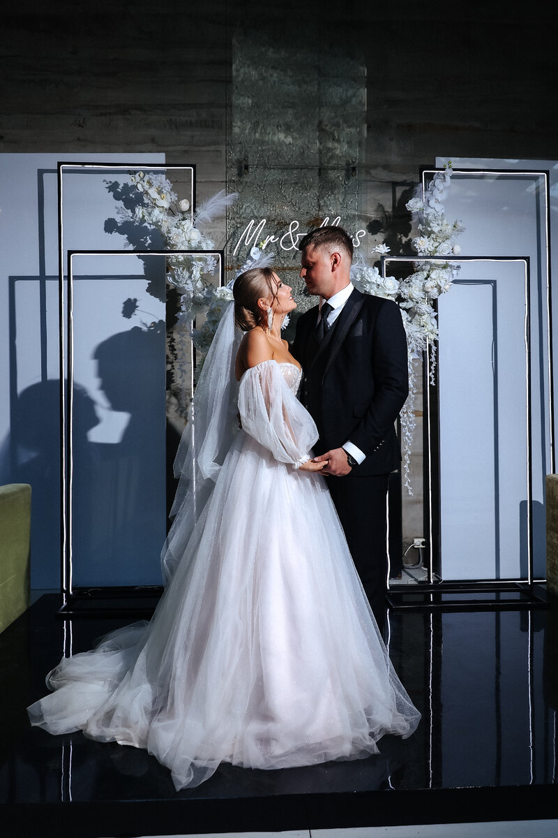 Многие пары в 2023 году хотят выбрать черный цвет ы сочетание с белым,но делают только единицы. 