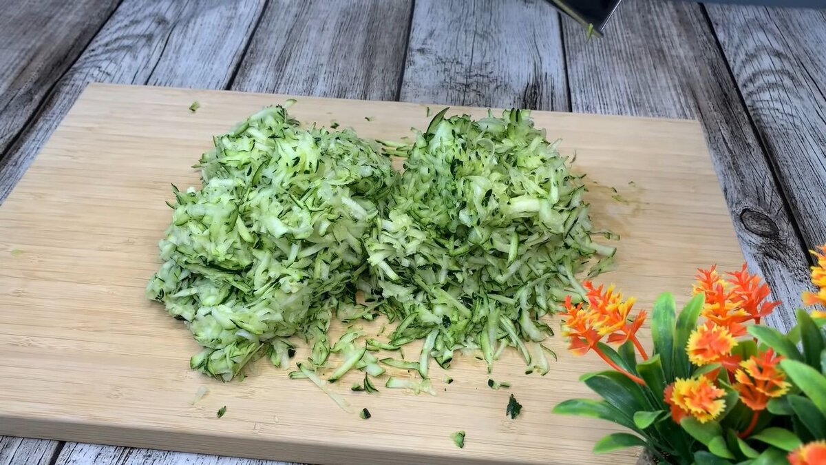      Натираем кабачки на крупной терке