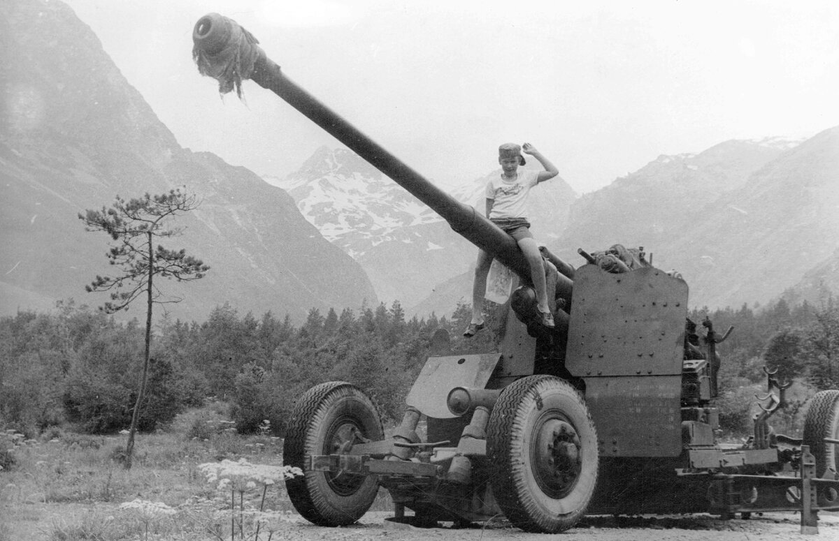 Семён Кожин на пушке. Терскол. Приэльбрусье.