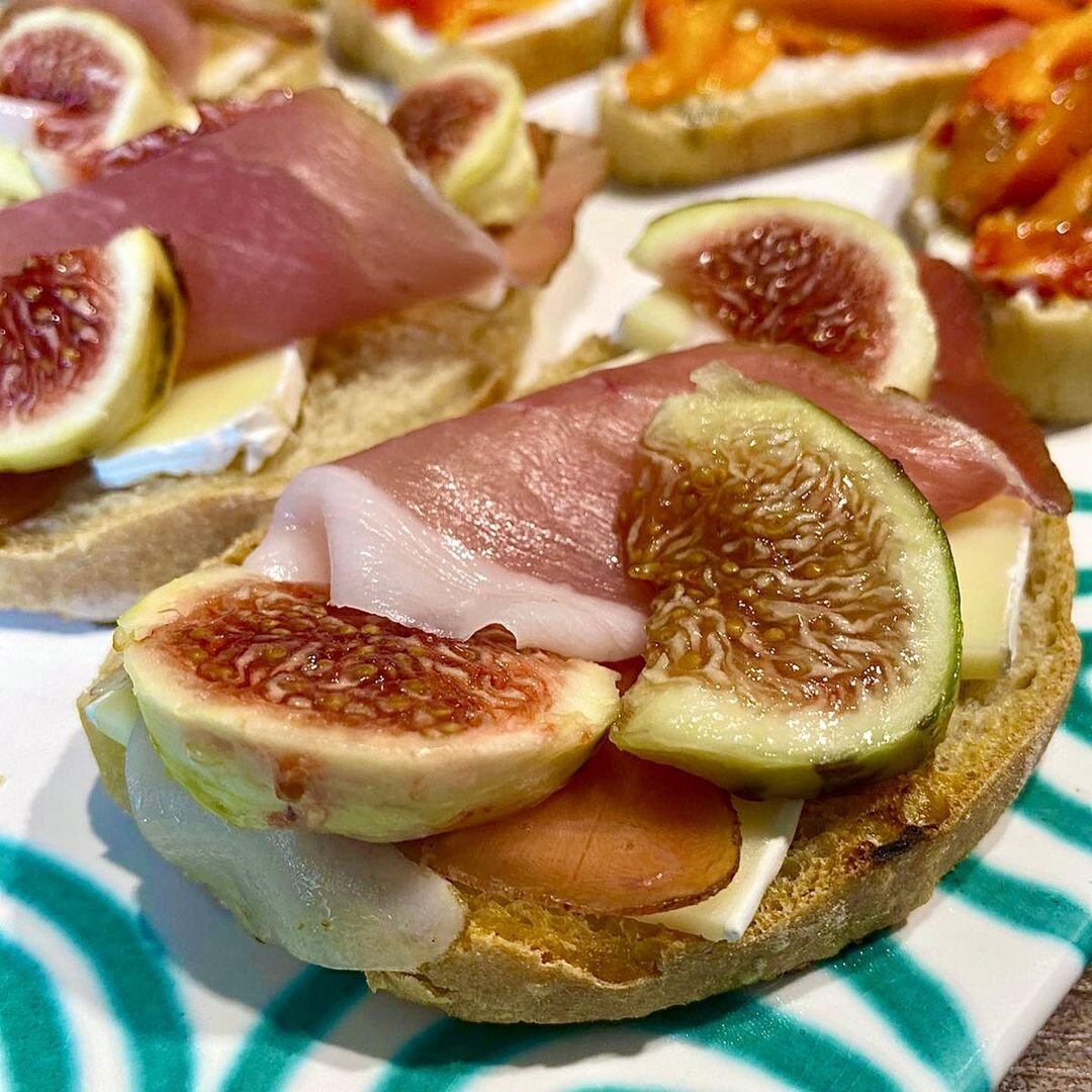 Брускетта с инжиром и камамбером