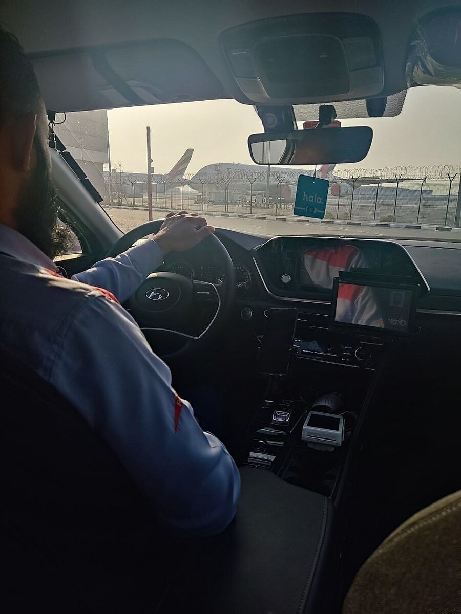 Дубай, такси от аэропорта. Маршрут до района, находящегося в 30 километрах обошелся мне в 87 дирхамов.