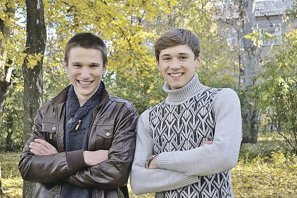     Куратор киберволонтеров Максим Любезный (слева)