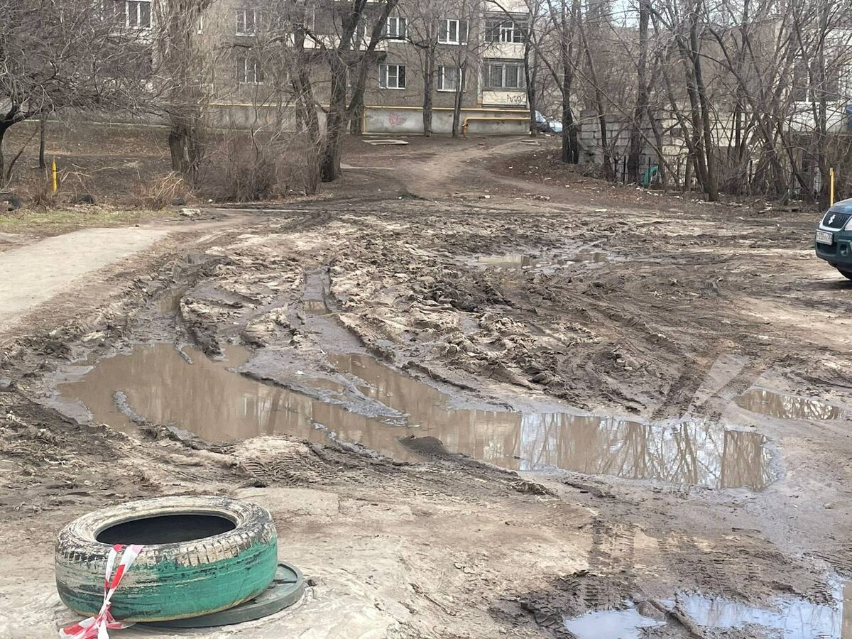 Воронеж грязи на машине. Воронеж грязи на машине. Лужа грязи. Кучи асфальтовой крошки. Воронеж грязи на машине.
