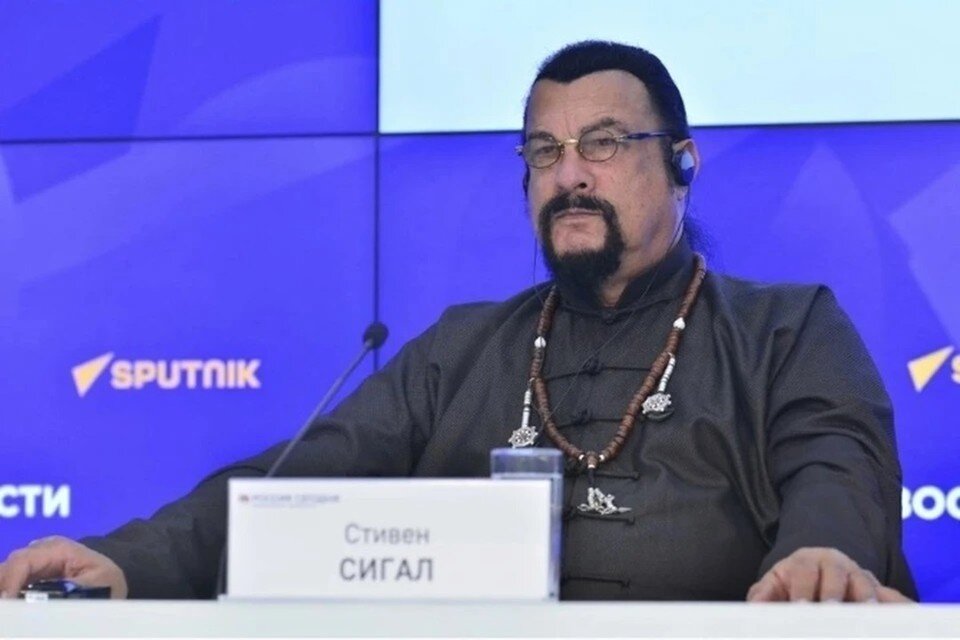     Актер Стивен Сигал зарегистрировал в России компанию по продаже напитков «Пять элементов». Фото: GLOBAL LOOK PRESS