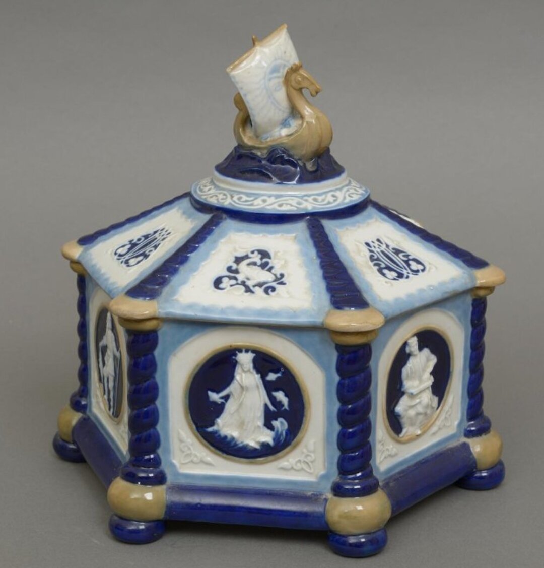 Шкатулка. Из комплекта Шкатулка с крышкой Садко. Период создания:1951 год. Федеральное государственное бюджетное учреждение культуры Всероссийский музей декоративно-прикладного и народного искусства. Госкаталог.РФ.