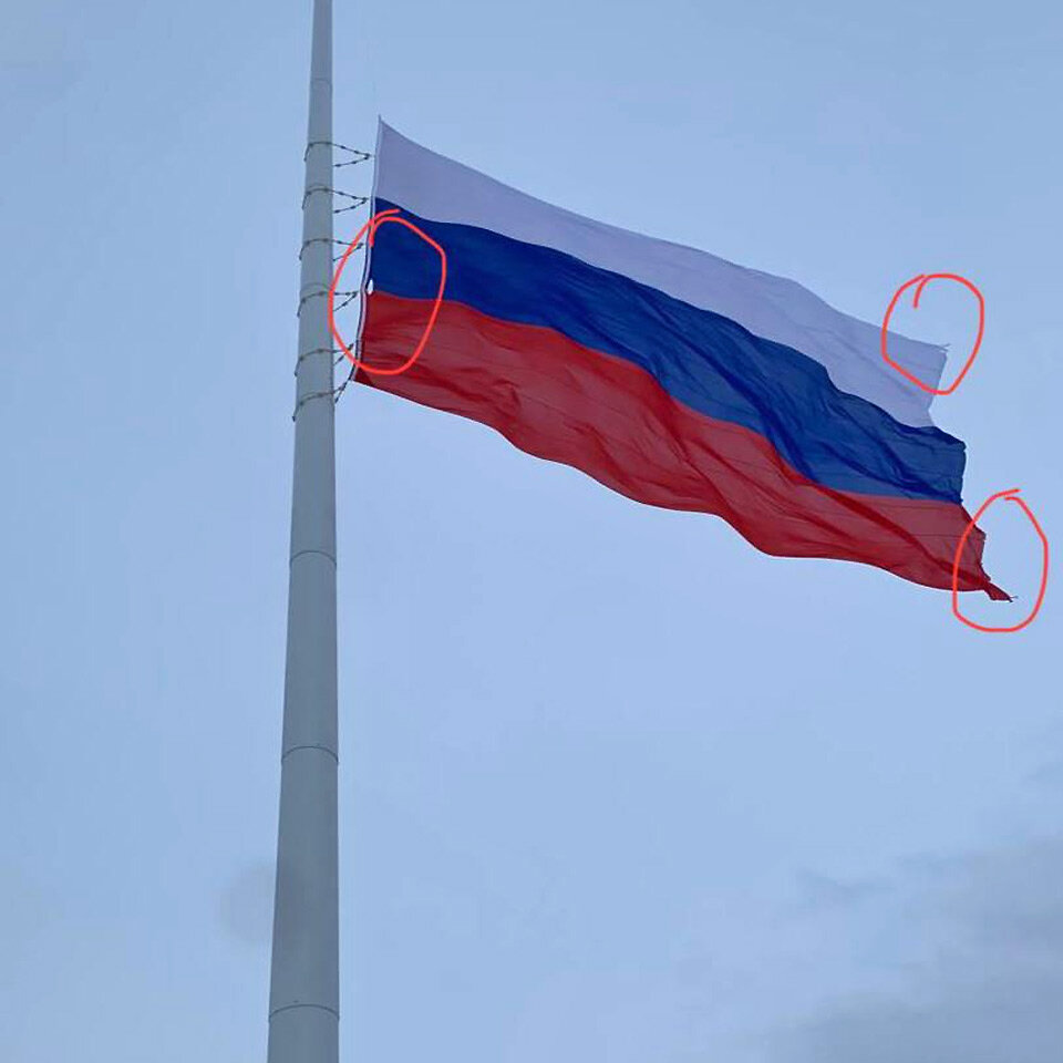     В процессе эксплуатации выяснилось, что полотнище постоянно повреждается и флаг необходимо регулярно менять. Поэтому закупят еще 10 запасных, но неизвестно, на сколько их хватит