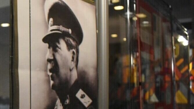     Депутат городского совета Набережных Челнов Татьяна Гурьева предложила установить в парке Победы бюст Иосифа Сталина. Она считает правильным увековечить память исторической личности, который сделал страну «сверхдержавой».