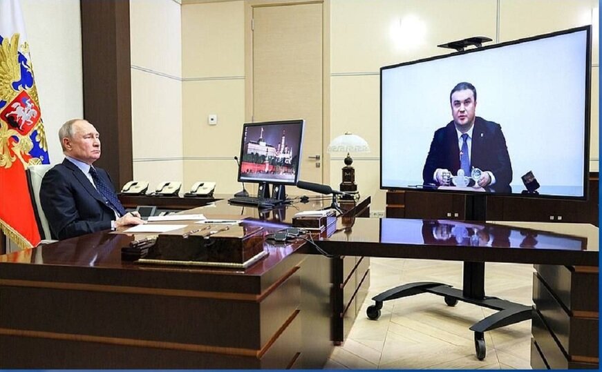     Глава государства в формате общения по видеосвязи отметил, что Хоценко «5 лет проработал на северах», поэтому проблемы Сибири для него «понятны, небезразличны»