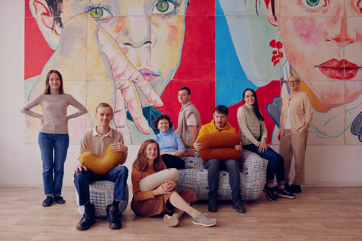 На фотографии (слева направо): Ирина Матвеева, мастер швейной мастерской фонда; Сергей Тиснек, студент фонда, художник; Елена Фильберт, директор фонда «Антон тут рядом»; Элизабет Лукьянова, студентка швейной мастерской; Павел Потехин, тьютор; Алексей Алферьев, автор принта коллекции, студент фонда; Яна Лютаревич, маркетинг-директор Divan.ru, Анна Кирик, директор по ассортименту Divan.ru