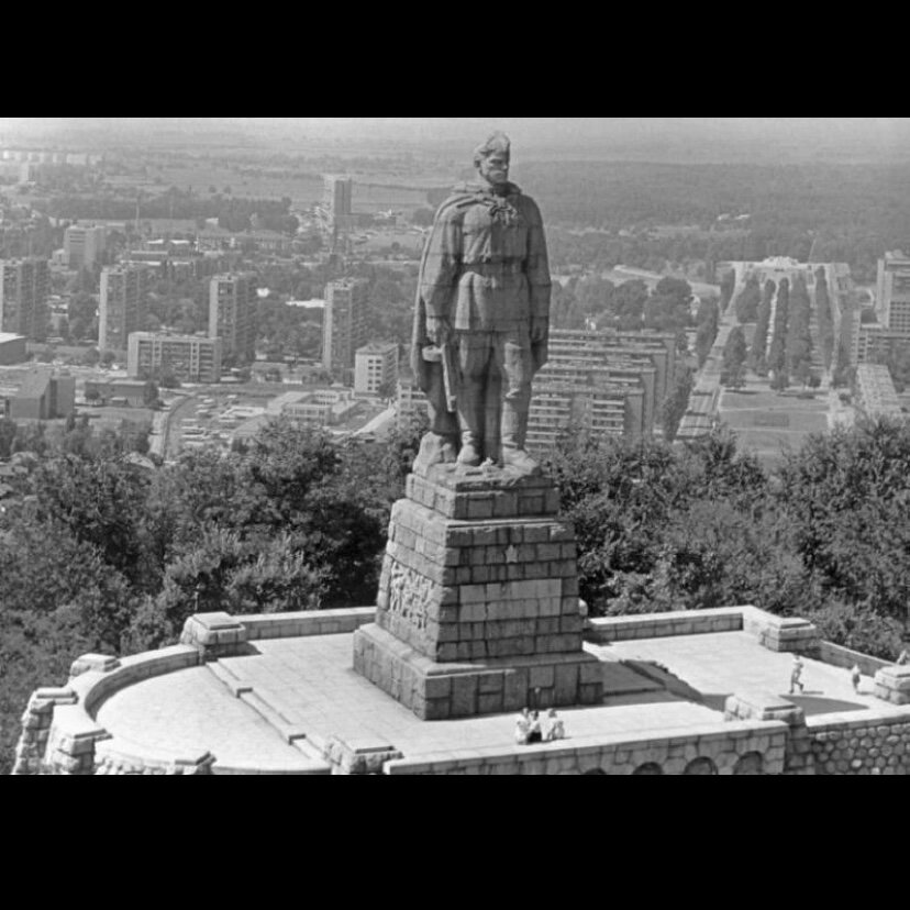 Стоит над горою алеша. Памятник неизвестному солдату Алеша. Памятник Алеше в Болгарии рисунок. Алеша неизвестный солдат. Алеша Великая Отечественная война.