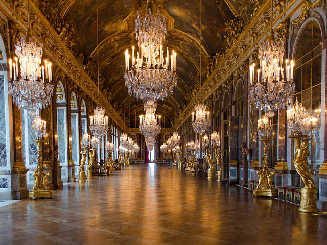 Современный интерьер Зеркального зала Версальского дворца