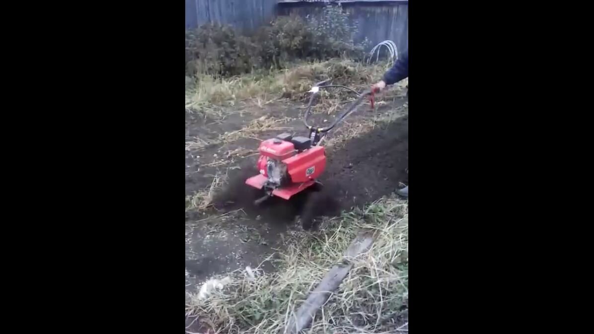 Старое фото.ОКА с 4 фрезами культивирует.