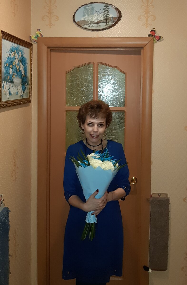 Мой 46-ой День рождения. Букет от коллег. 21.04.2021 год. Фото из личного архива.