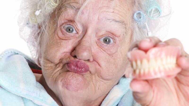 Бабушка без зубов. Бабушка бед зубов..