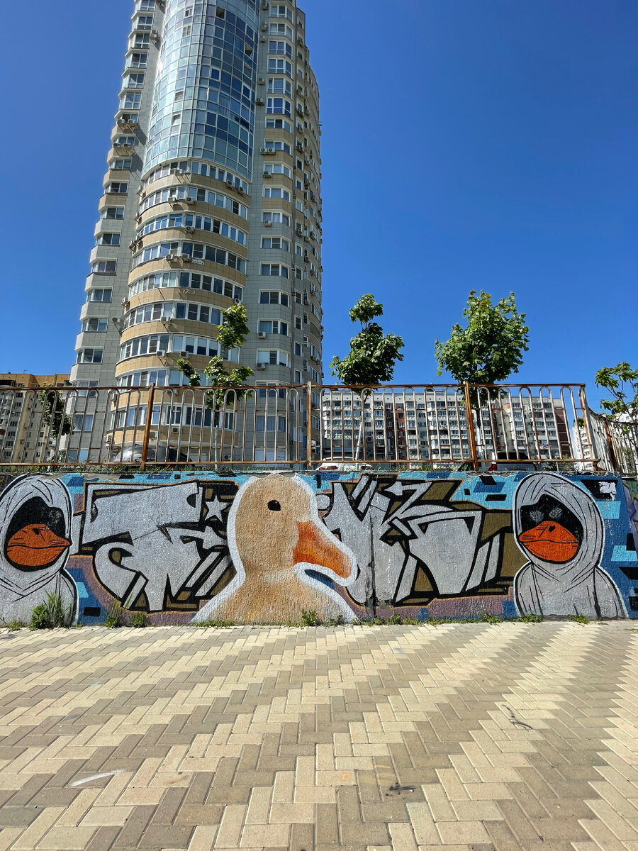 Новые дома у реки – пока много плитки, мало зелени, но вид хороший и есть где прогуливаться