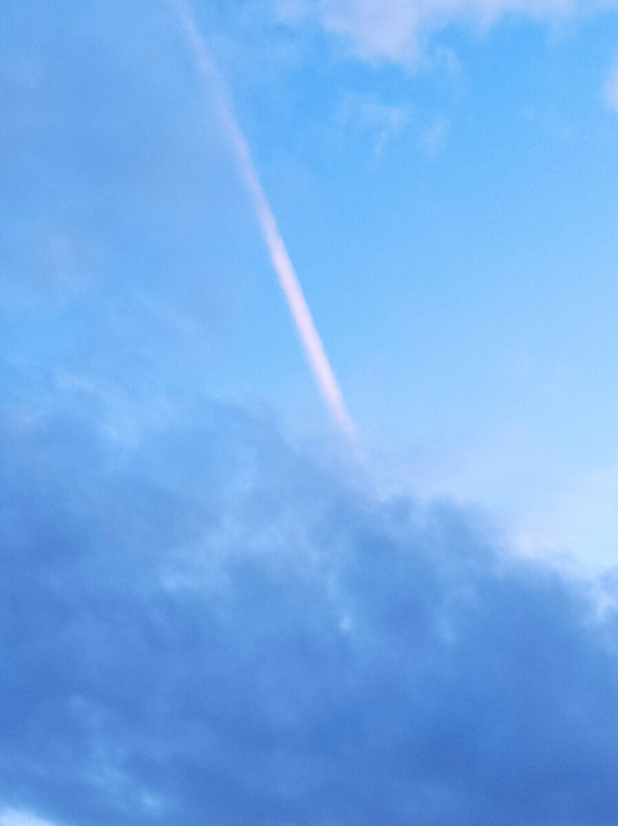 вот такая вчера вечером полоса была на небе, она розовая, телефон, конечно, не очень цвет передает, было красиво