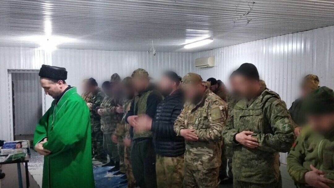     Верующие военнослужащие, исповедующие ислам, совершили праздничную молитву в зоне специальной военной операции.