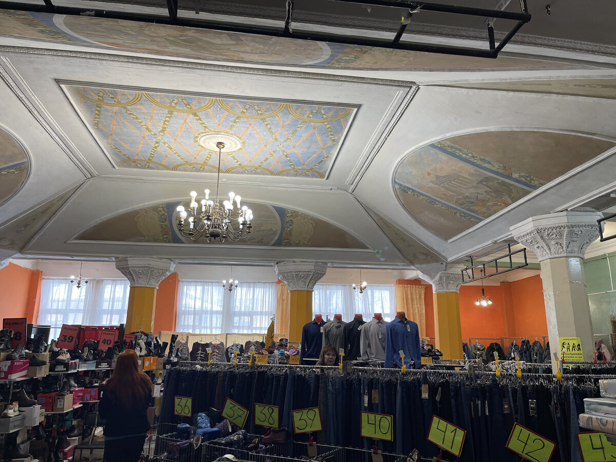 Интерьер кинотеатра "Октябрь" в Смоленске, 2023 год