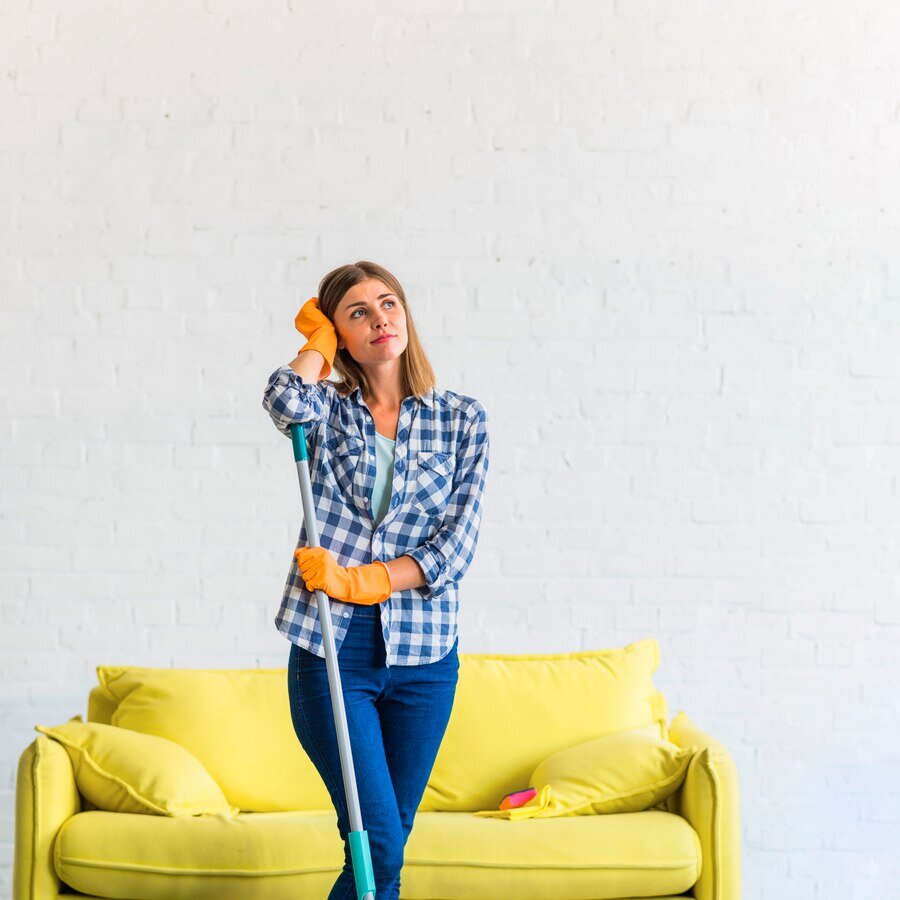Изображение от <a href="https://ru.freepik.com/free-photo/contemplated-young-woman-holding-mop-standing-in-front-of-yellow-sofa-against-wall_3355930.htm#query=%D1%83%D0%B1%D1%80%D1%80%D0%BA%D0%B0%20%D0%B2%20%D0%B4%D0%BE%D0%BC%D0%B5&position=1&from_view=search&track=ais">Freepik</a>
