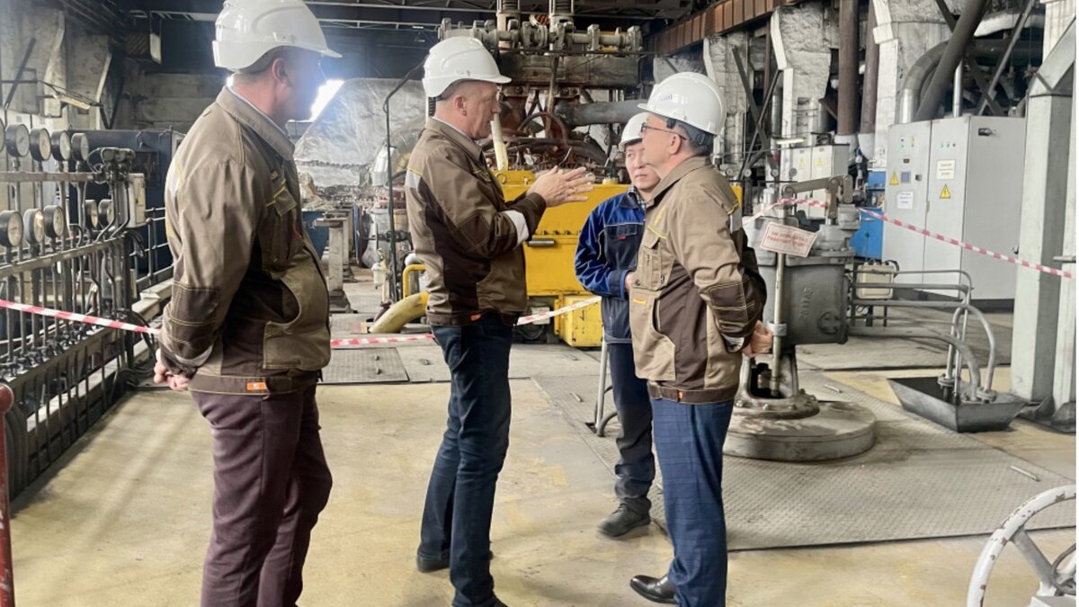     Руководитель компании осмотрел ремонтные площадки, посетил основные производственные цеха, пообщался с сотрудниками станций. Он отметил важность подготовки высококвалифицированных кадров и поддержал работу со студентами, которые после окончания учебы хотят стать энергетиками.