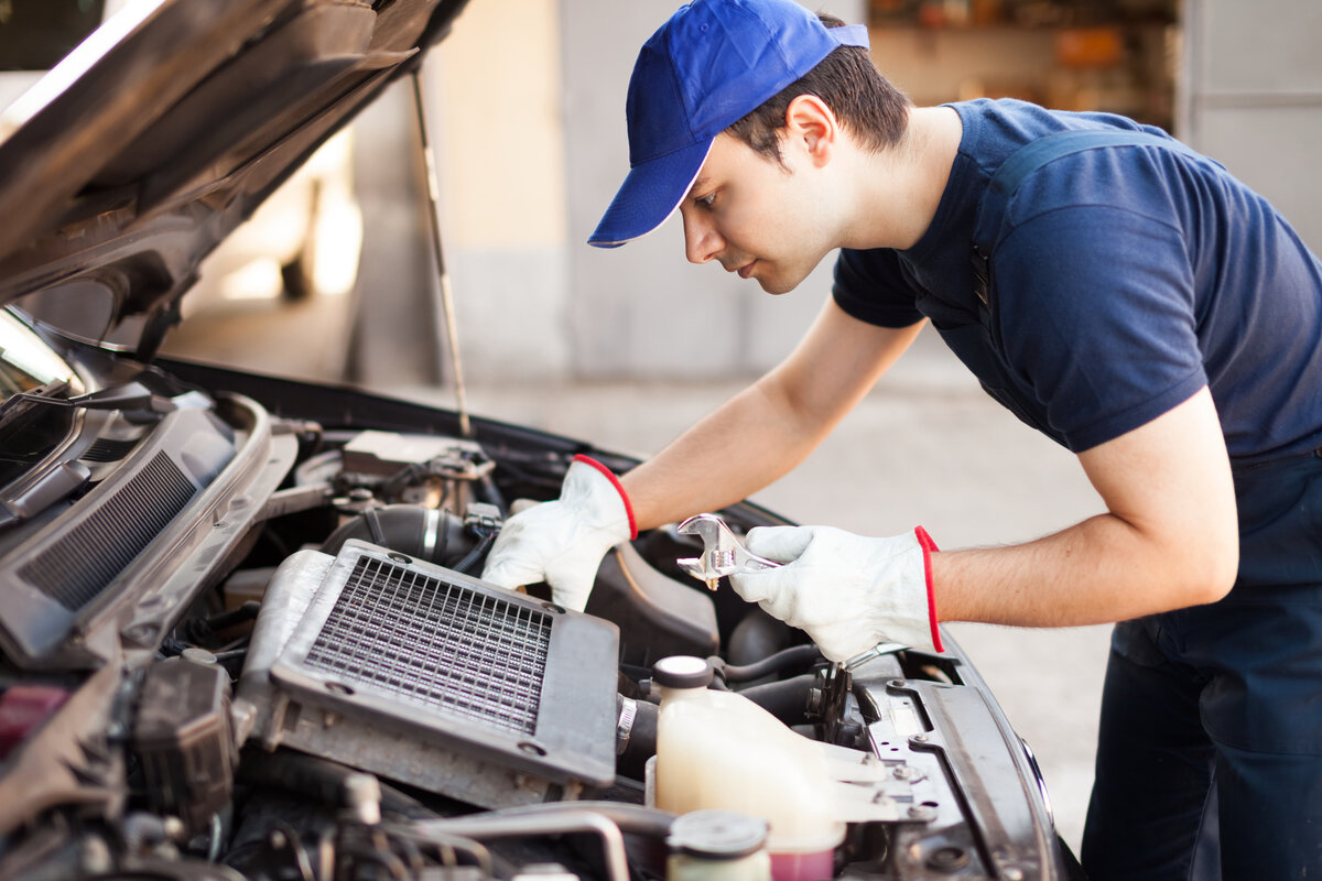 Fix cars. Автомеханик. Профессия автомеханик. Профессия Мотомеханик. Механик профессия.