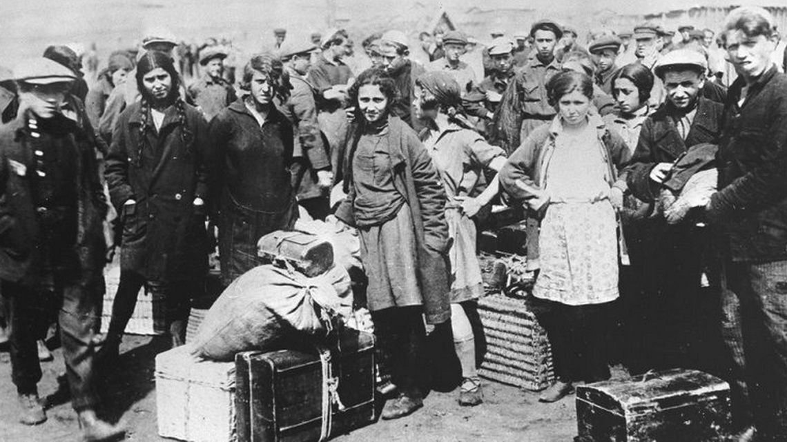      Советская молодёжь, приехавшая на строительство металлургического комбината в Темиртау. Фото из открытых источников